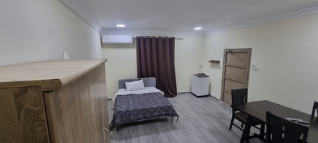 Bhd 190/year, 1 Br, Excellent Fullyfurnished Studio Opposite Of Nasser Parmercy | Housekeeping | Internet